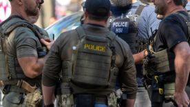 La señora también se enfrentó a empujones con los agentes federales.